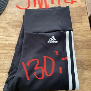 Adidas tränings tights - Tränings tights i gott skick. St Small