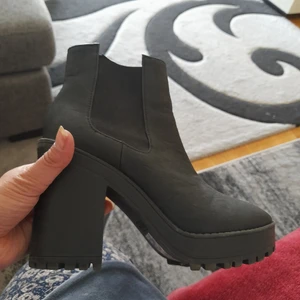 Höst skor - Helt nya..aldrig använda endast provade hemma.storlek 37