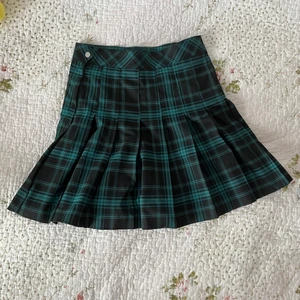 Rutig kjol  - Jätte fin rutig kjol från H&M. Har inte använt den på grund av att den inte passar i midjan. 