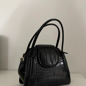 Mini bag, Zara - Väskan är liten och praktisk som passar till vilken outfit som helst, väskan har endast används två gånger och är så gott som ny 