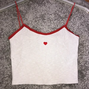 Vit/röd croptop - Vid/röd croptop org. från TopShop, lite urtvättad så ej kritvit längre annars bra skick. Spagetti straps. 100kr inklusive frakt 