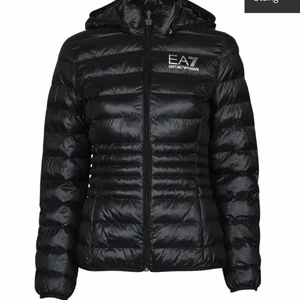 Armani jacka  - Armani jacka i dam modell, fint skick. Nypris 1645kr mitt pris 1100kr💕