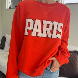 H&M collegetröja - Superfin tröja! Använd fåtal gånger och är nästan som ny! Köpt för ett år sedan! 