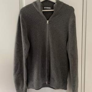 En grå stickad zip hoodie från Zara i storlek M. Varav är i bra skick och har inga tydliga defekter. Skriv vid funderingar! Nypris ~500