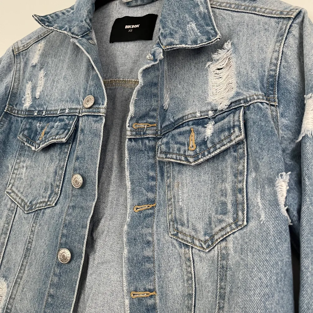 Perfekt jeans jacka till hösten som är lite tunnare. Jackan har används ett fåtal gånger men är i ett bra skick. . Jackor.