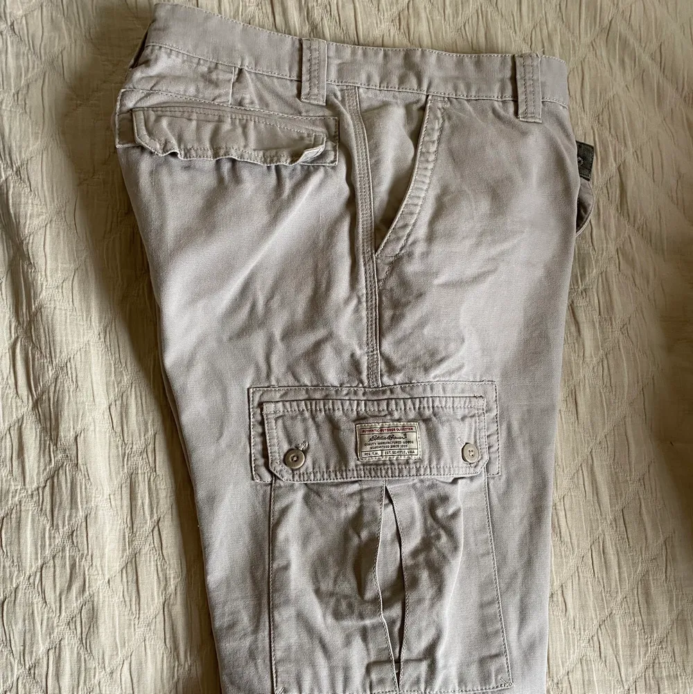 Skitsnygga Cargo pants men som tyvärr är lite stora💕 Byxorna är uppsydda, men längden passar perfekt om du är 165-170💛Relativt nya och nästan aldrig använda. Jeans & Byxor.