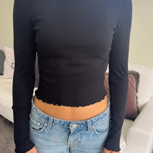 Gina Långärmad Tröja - Långärmad tröja med med fin detalj i ryggen! Jättefint skick💓