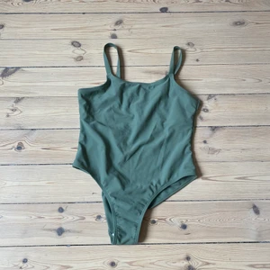 Militär grön baddräkt - En bra baddräkt i storlek 160 och använd 1 gång:)