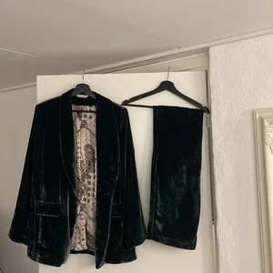Kostym från Odd Molly - Köpt på Odd Mollys hemsida för 2900kr och har aldrig använts, endast testad.  Kvitto finns.  Mycket behagligt och fint material.  Storlek 2. 