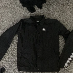 Vans jackor - Två vans jackor inte super mycket använda. Båda är rätt små högra är x-large för barn och de e typ som en vanlig s och den vänstra är barn large då den är nog som en xs. Vind och lite vatten avisande köpte dom för runt 600 styck.
