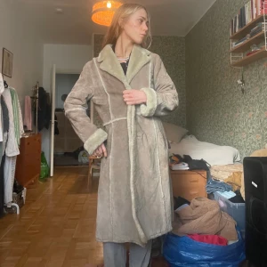 Vinterkappa - Så fin vinterkappa. Tung. Varm. Pimpig.