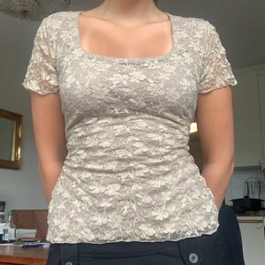 Spets T-shirt  - Så söt T-shirt i beige spets som man kan knyta där bak!