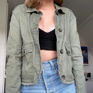 Grön jacka från Hollister! - Säljer denna gröna jacka från hollister, den är skit snygg men lite tajt i armarna för mig! Den är i storlek S och knappt använd, med andra ord i perfekt skick. Köpte den för ca 600 kr och säljer för 349 kr + 66 kr frakt