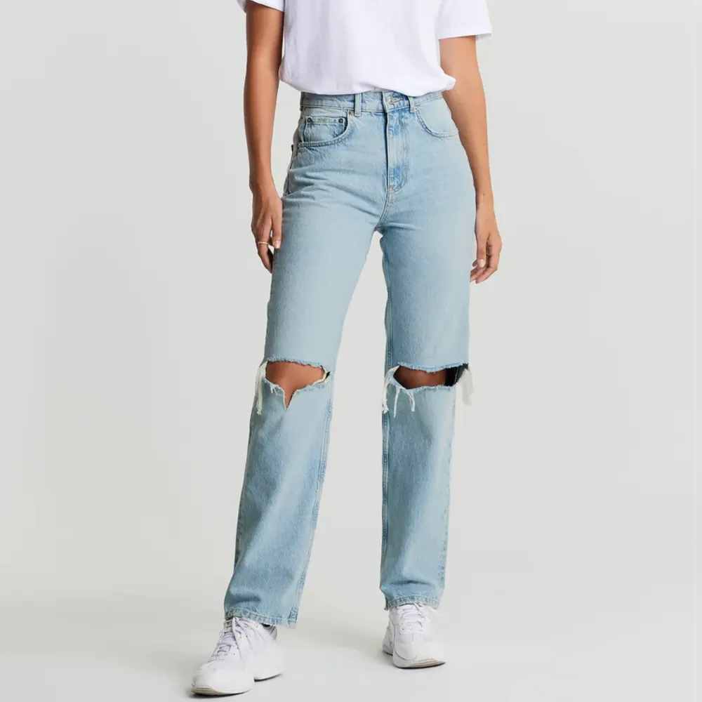 Säljer dessa ljusblåa jeans i modellen ”90’s high waist jeans” i stolek 32/34. Mycket bra skick❣️ Egenklippt slits nedtill! Köparen står för frakten.. Jeans & Byxor.