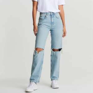 Säljer dessa ljusblåa jeans i modellen ”90’s high waist jeans” i stolek 32/34. Mycket bra skick❣️ Egenklippt slits nedtill! Köparen står för frakten.