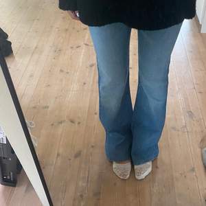 Säljer dessa SJUKT snygga lågmidjade jeansen från 7 for all mankind, tyävrr för små för mig. Är 168 cm 💖 Strl 28, innerben 81cm, midjemått 78 cm. Prislapp kvar! (Säljer 2 andra jeans i profilen)🫶
