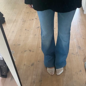 Lågmidjade jeans  - Säljer dessa SJUKT snygga lågmidjade jeansen från 7 for all mankind, tyävrr för små för mig. Är 168 cm 💖 Strl 28, innerben 81cm, midjemått 78 cm. Prislapp kvar! (Säljer 2 andra jeans i profilen)🫶