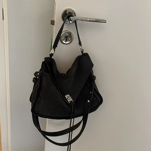 Rebecca Minkoff - Svart mockaväska från Rebecca minkoff. Modellen finns ej kvar längre. Lagom stor med både axelband och crossbody. Ny pris 3500 Kan mötas upp eller frakta, skriv för fler bilder. 