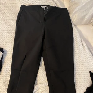 Kostymbyxor, lågmidjade - Fina kostymbyxor som sitter lite lågmidjat. Sitter tajt hela vägen ner. Formar sig fint efter kroppen. 