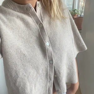 Kortärmad kofta - Kortärmad kofta från andotherstories. Frakt på 66 kr tillkommer vid köp, köparen står för frakten😊💕 köp direkt för 700