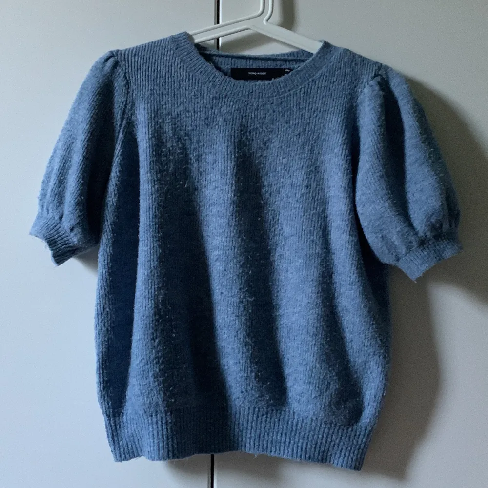 Säljer den här blåa stickade tröjan från vero Moda för att den är stor på mig💖💗TRYCK INTE PÅ KÖP NU! KONTAKTA ISTÄLLET💗. Stickat.