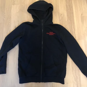 Peak Performance  - Endast använd 1 gång!! Köpte för 800 och vad jag vet så går det inte att köpa koftan mer eller så är den slutsåld för jag kan inte hitta den online. (Hör av dig om du är intresserad)