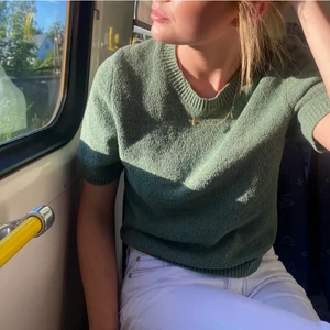 Grön stickad t shirt  - Jättefin grön stickad t shirt från Lindex säljer igen pga oseriös köpare, storlek S och passar perfekt till inprincip allt möjligt 