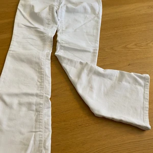 Lågmidjade jeans - Vit lågmidjade jeans. Storlek 12 år. Diesel byxor. I gått skick använt ca 5 gånger.