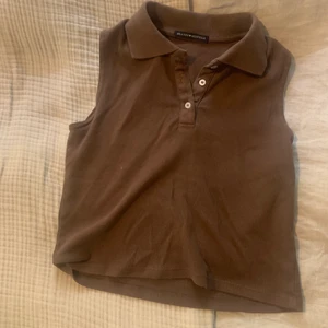 Gullig brun topp - En super söt ärmlös topp med krage och tre knappar från brandy melville, perfekt för hösten! Köpt 2020 och finns inte längre att köpa på hemsidan, använd endast få tal gånger    😍