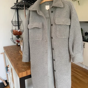 Vinterjacka  - Skön och ordentlig vinterjacka i Teddy material. Insidan är ett jätteskönt tyg och utsidan är riktigt bra för regn och snö. Från h&m, storlek XS men tror den är oversize så passar S och M också. 