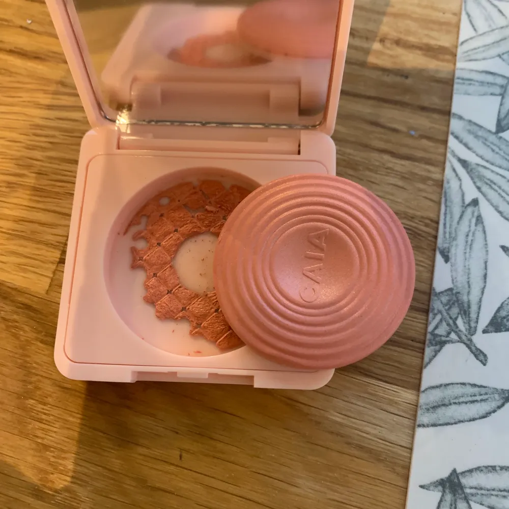 Ett superfint blush från caia i färgen Wild Strawberry. Aldrig använd och fortfarande i förpackning! Den har tyvärr lossnat från själva förpackningen därför priset, se bild 3❤️. Övrigt.