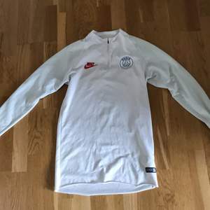 Psg x nike tröja den är ganska tight och väldigt liten storlek. Kan ta emot lägre pris oxå…