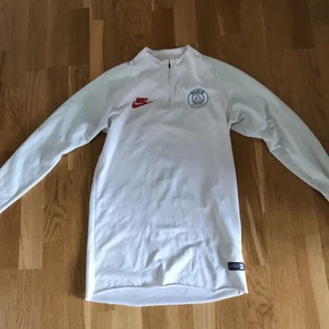 Nike - Psg x nike tröja den är ganska tight och väldigt liten storlek. Kan ta emot lägre pris oxå…