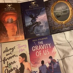 Säljer böcker - Säljer olästa böcker. 1. Percy Jackson del 2 (Svenska) - 50 kr. 2. Percy Jackson del 3 (Svenska) - 50 kr. 3. Tredje tecknet 45 kr (Svenska) - 45 kr. 4. Always and forever, Lara Jean (Engelska) - 70 kr. 5. The Gravity of Us (Engelska) - 70 kr. 