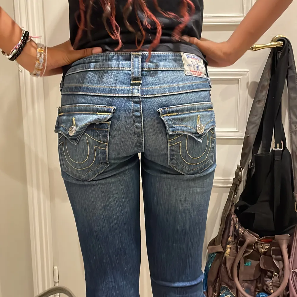 Äkta true religon jeans! Sp snygga och super bra passform. Nästan aldrig andvända av mig eller den förra ägaren. Jqag köpte dem här på plick för 750kr ❤️💋. Jeans & Byxor.