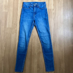 Jeans från H&M - Säljer mina highwaist jeans från H&M. Har aldrig kommit till användning så är som i nyskick.