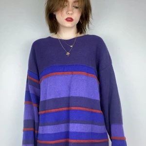 Lila stickad tröja - Jättemysig hösttröja perfekt till kommande månader. Ser ut som ny fast den är köpt secondhand. Lång så kan användas med strumpbyxor under, men går också att knyta ihop fram. Säljer för oanvänd.  Köpare står för frakt. Swish funkar också!