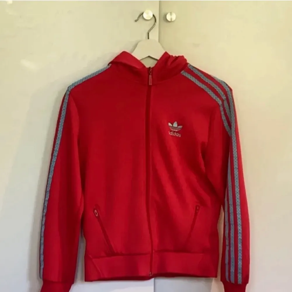 Jätte söt röd hoodie från adidas som är super somrig enligt mig! Den är ganska liten i storleken men passra mig som är M i storlek bra men skulle säga att den är S!👍 den är köpt från sellpy men säljer den för att den knappt andvänds!köparen står för frakt. Tröjor & Koftor.
