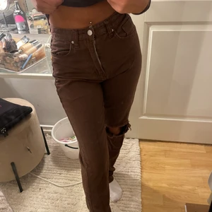 Jeans - Säljer dom här jeans som jag aldrig har använt då dom e lite stora i midjan på mig. Vid intresse hör vad dig💕