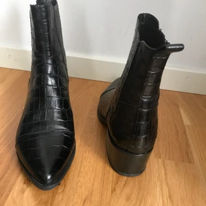 Vagabond chelseaboots - Boots i nyskick stl 37. Svarta croco. Fint skinn och ca 5 cm klackhöjd. Nypris 1400kr.