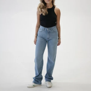 Djerf Avenue jeans  - Säljer ’straight jeans mid blue’ som blivit för små för mig. High-waisted och något stretchiga. Har passat super i längden på mig som är 167 och har långa ben. Storlek: 26, innerbenslängd: 80 cm. Säljer för 666 inkl frakt, OBS ej enligt uppgifter nedan!