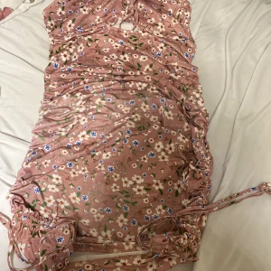 Sommarklänning  - Köpt denna aldrig använt från Shein i storlek L  Säljs för 80 kr 