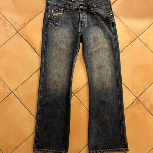 Buck Rojer Jeans - Jeans från Buck Rojer med rak / slight bootcut passform. Liknar hope rush denim i passformen. Tjockt material vilker gör att det inte uppstår veck i dem. Står storlek 36, men sitter som W34 L32. Fint skick!