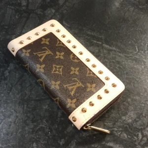 LV hand purse - Detta är en A-Level rep, bra kondition Prisförslag i dm Möts upp i Linköping bara.