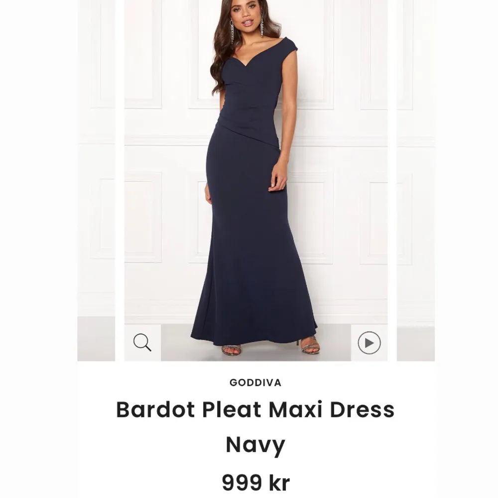Säljer denna mörkblåa balklänning som endast är använd en kväll. Ser ut som ny. Köpt för 1000 kronor. . Klänningar.