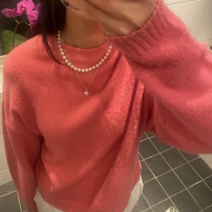 Rosa stickad tröja - Rosa stickad tröja köptes från zalando och i fint skick💕frakt tillkommer