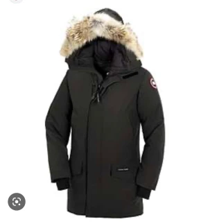 Canada goose jacka  - Hej! säljer min Canada goose jacka pågrund av att den är för stor. Använde den väldigt få gånger den har därför inga defekter alls. 