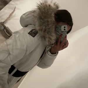 Parajumper med lappar - Strl s. Alla lappar och tags på. Oanvänd, för lång på mig. Är 157 cm. 