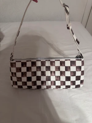 Mini väska - En miniväska från monki, helt oanvänd. Hör av dig om du är intresserad!😊