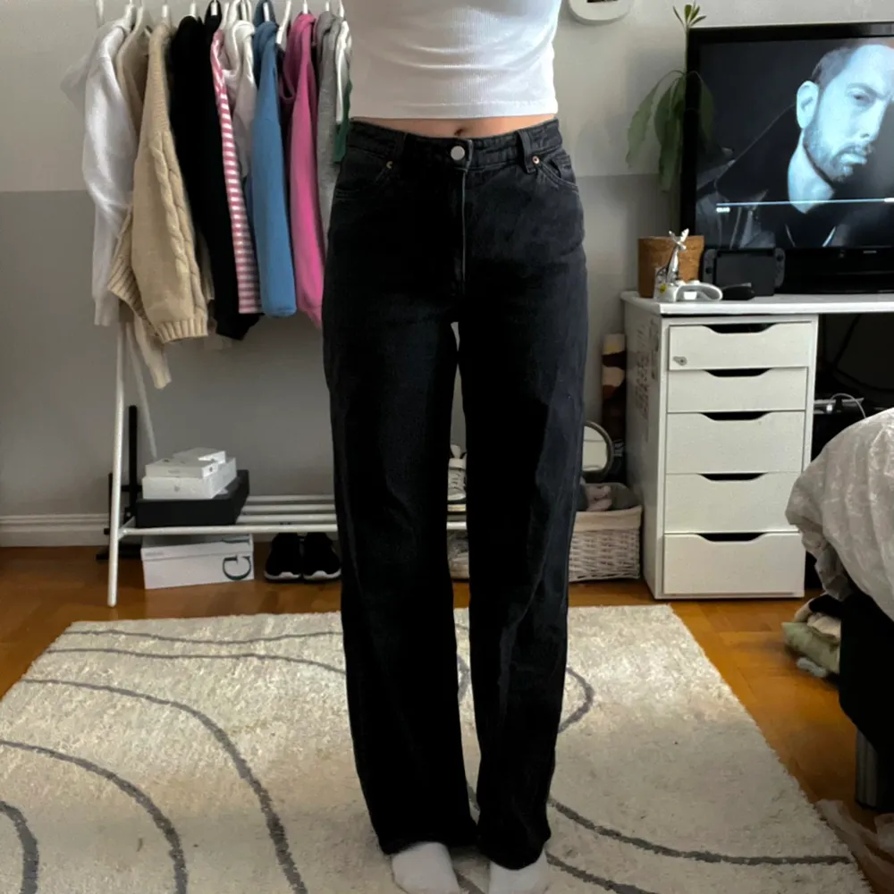 Svarta jeans från Monki i modellen Yoko 🖤 (orginal pris 400kr). Jeans & Byxor.
